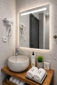 The Q Hotel - Bathroom