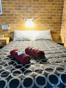 Town and Country Motor Inn - Room