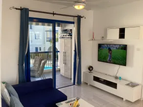 Paphos Pool View Apartment - Salle de séjour