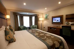 Ramada by Wyndham Cheltenham - Room