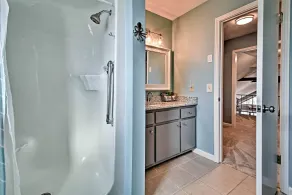 Pristine Lake Barkley Escape w/ Deck, Porch & Bar! - Interiør