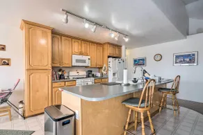 ATV Trail Access & Mtn Views! 2-unit Group Retreat - Interiör