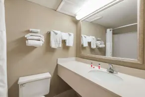 Super 8 by Wyndham Miamisburg Dayton S Area OH - Salle de bain