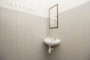 Collection O 1061 Aliya Homestay - Bathroom