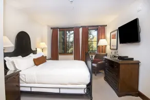 2BR Residence at the Ritz-Carlton with Valley View - Habitación