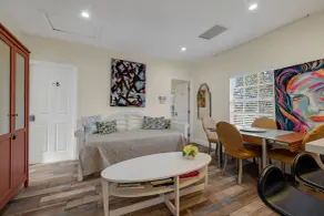 Central Oasis Free Parking - Essbereich im Zimmer
