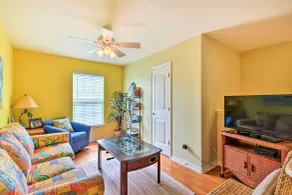 Near Port Aransas Beach: Condo w/ Pool Access - Intérieur