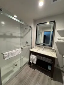 Surface Boutique Hotel, Will Rogers Airport, Fairgrounds, Restaurant & Bar - Badezimmer