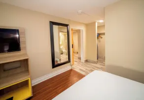 Days Inn and Suites by Wyndham Hammond, IN - Chambre