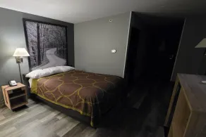 Super 8 by Wyndham Cloverdale IN - Room