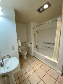 Carmel Resort Inn - Bathroom