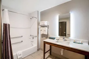 La Quinta by Wyndham Tuscaloosa McFarland - Salle de bain