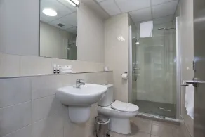Ramada Encore by Wyndham Palmerston North - Badezimmer