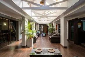 Lala Dene Lodge - Lobby sitting area
