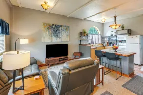 Ranch Suite w/ Hot Tub! Couples Stay in La Center - Innvendig