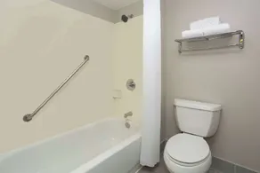 Days Inn & Suites by Wyndham Denver International Airport - Salle de bain