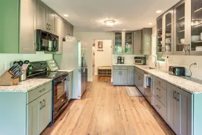 Group-friendly Kingsport Home w/ Game Room, Decks! - Innenbereich