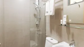 Sans Hotel at One JD Place Makati by RedDoorz - Salle de bain