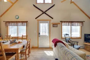 Walk to Beach: Pocono Lake Cabin w/ Pool Access! - Interiör
