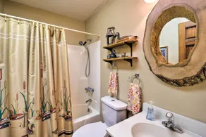 Pool & Lake Access: Mtn-View Cottage in Newland - Interiør