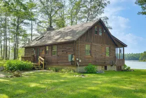 Lakeside Log Cabin w/ Porch in Monadnock Region - Interiör