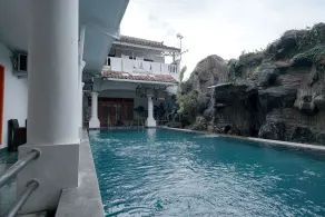 RedDoorz Syariah near Exit Toll Puncak - Piscine