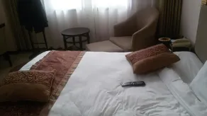 Hanzhong Red Leaf Hotel - Image 1