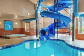 Prairie Crest Red Deer - Piscine