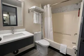 SureStay by Best Western Whitecourt - Bathroom
