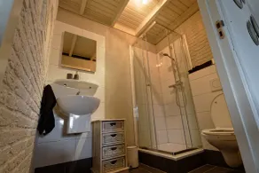 Room-room to Rent With own Entrance, liv - Casa de banho