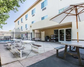 Comfort Suites Bakersfield - Piscine