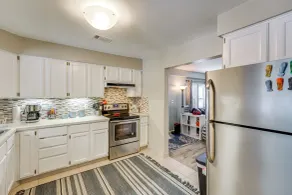 Woodsy & Charming! Applegate Cabin w/ Large Yard - Innenbereich