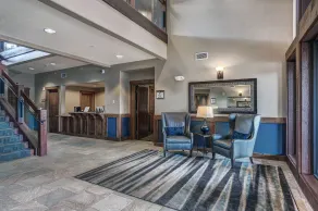Crystal Peak Lodge, A Vail Resorts Property - Sitteområde i lobbyen