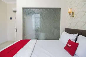 RedDoorz Plus @ Cideng Barat - Room