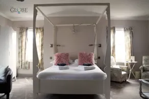 The Globe Angle - Room
