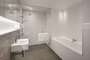Vibe Hotel Canberra - Bathroom