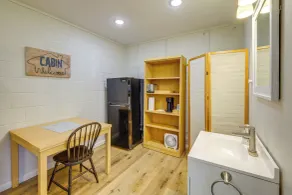Near Greers Ferry Lake! Cabin w/ Resort Perks - Innenbereich