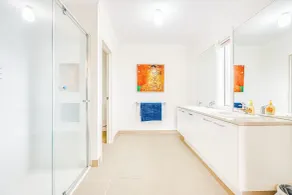 StayAU 4BR Tranquil Family Escape House Point Cook - Bathroom