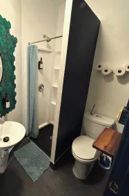 ITH San Diego Mission Beach Backpacker Hostel - Bathroom