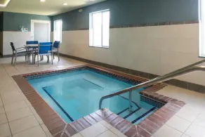 Holiday Inn Express Hotel & Suites Burlington by IHG - Piscine