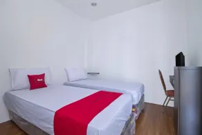 RedDoorz Plus near Grand Indonesia Jakarta - Room