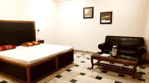 HOTEL INTERNATIONAL - Adjoining INDO Canadian Transport & ISBT Jalandhar City - Corporate, Families, Solo Travellers, Couples Favorite - Værelse