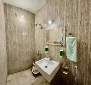 KDM Hotel Sai Geeta Shirdi a walk away from Saibaba Temple - Bathroom