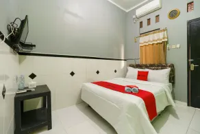RedDoorz Syariah near Ciledug Station - Chambre