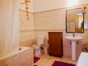 Luxury Family House with Backyard - Bathroom