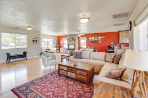 Gateway to Zion NP! Group Getaway w/ Mtn Views - Innenbereich