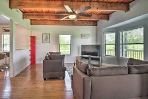 ‘Gingerland Ranch’ in Del Valle: Game Room & Porch - Interiør