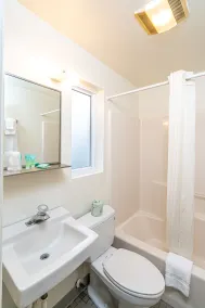 Anchorage Motel Inc. - Baño