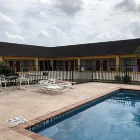 Los Fresnos Inn and Suites - Piscine