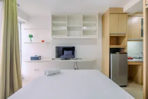 Modern Studio at Tifolia Apartment By Travelio - Room